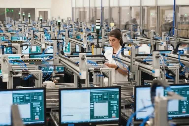 You are currently viewing The Complete Guide to Contract Manufacturing for Growing Businesses